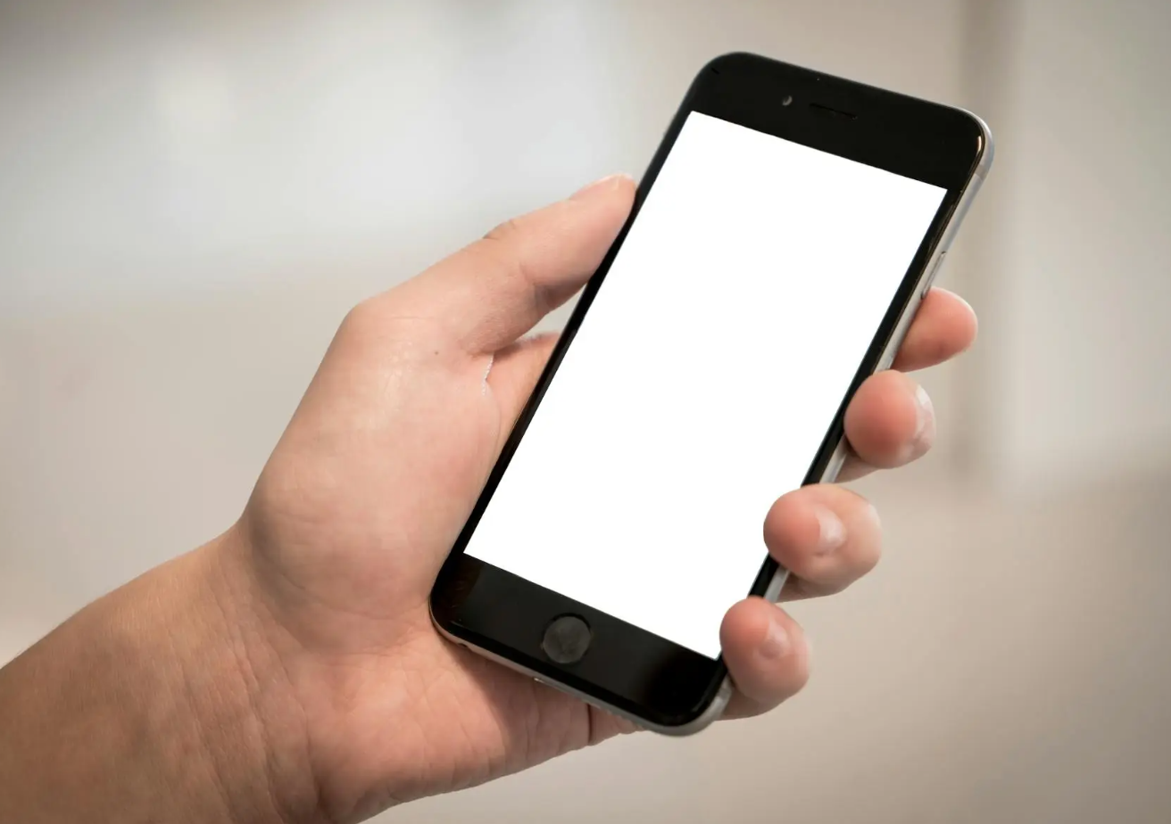 I Thought My Phone Was Broken… But This Is Why the Screen Kept Turning On